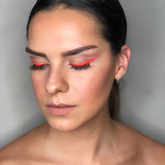 Romantic Beauty Orange Eyeliner. - Picture 3 of 4